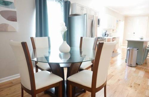 Summerhill Casa | Atlanta Unit 1 Room 3 - Cheerful Private Bedroom & Bathroom