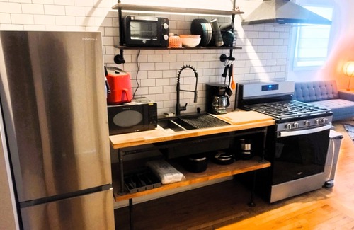 West End Apartamento | Atlanta’s West End's Best Studio: Galley Kitchen, Front Porch & Adjacent VRBO