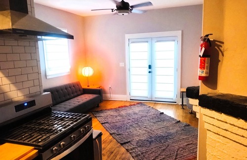 West End Apartamento | Atlanta’s West End's Best Studio: Galley Kitchen, Front Porch & Adjacent VRBO