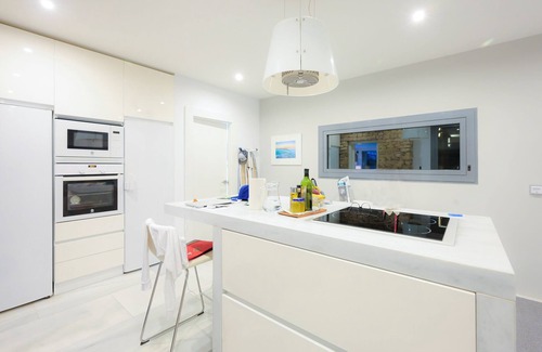 Atlanterra Villa | Atlanterra Beach House -comfort & exclusivity - 4min walk to beautiful beach