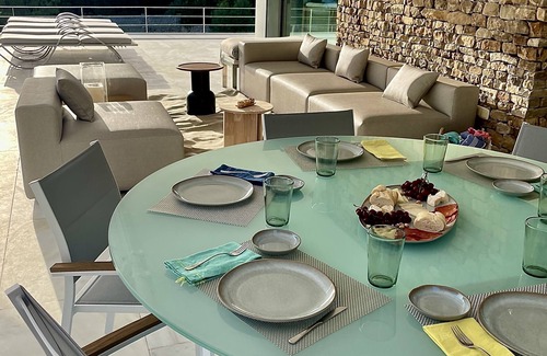 Atlanterra Villa | Atlanterra Beach House -comfort & exclusivity - 4min walk to beautiful beach