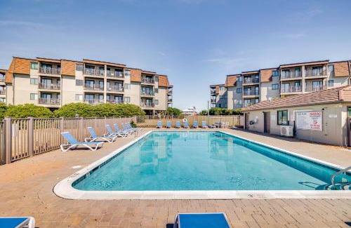 Morehead City Apartamento | Atlantic Beach Condo with Balcony and Beach Access!