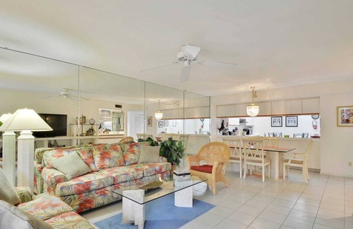 New Town Cabaña | Atlantic Paradise by Avantstay Great Location w/ Balcony, Outdoor Dining & Shared Pool & Hot Tub!
