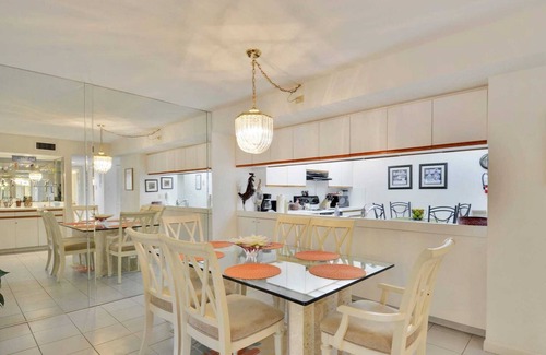 New Town Cabaña | Atlantic Paradise by Avantstay Great Location w/ Balcony, Outdoor Dining & Shared Pool & Hot Tub!