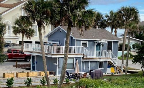 Jacksonville Beach Casa | Atlantic Shores Getaway steps from Jax Beach Private House Pet Friendly Near to the Mayo Clinic - UNF - TPC Sawgrass - Convention Center - Shopping Malls - Under 3 Hours from DISNEY