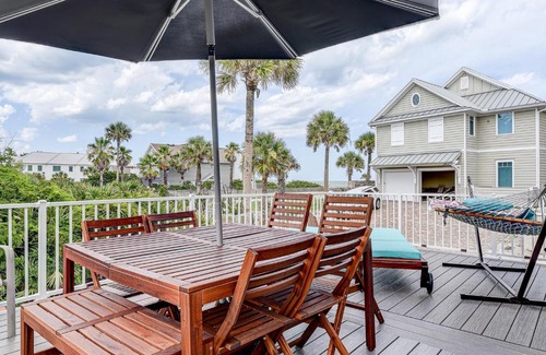 Jacksonville Beach Casa | Atlantic Shores Getaway steps from Jax Beach Private House Pet Friendly Near to the Mayo Clinic - UNF - TPC Sawgrass - Convention Center - Shopping Malls - Under 3 Hours from DISNEY