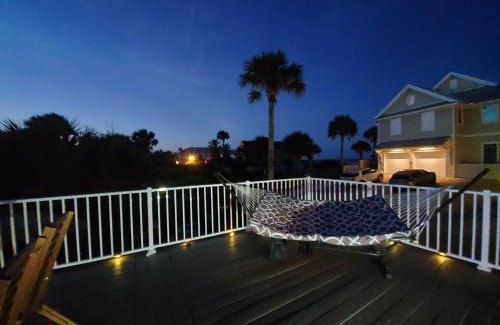 Jacksonville Beach Casa | Atlantic Shores Getaway steps from Jax Beach Private House Pet Friendly Near to the Mayo Clinic - UNF - TPC Sawgrass - Convention Center - Shopping Malls - Under 3 Hours from DISNEY
