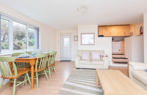 Trenance Cabaña | Atlantic View, Mawgan Porth with sea views
