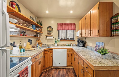 Locust Lake Village Casa | Atlas Point Lodge | Sauna, Fireplaces, Kayaks, Lakes + Pet-Friendly Yard