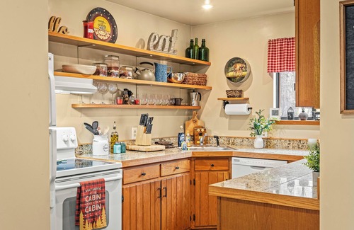 Locust Lake Village Casa | Atlas Point Lodge | Sauna, Fireplaces, Kayaks, Lakes + Pet-Friendly Yard