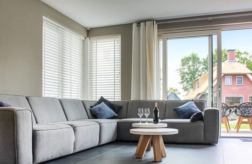 Idskenhuizen Casa | Atmospheric villa with nice garden, in a holiday park at the water in Friesland