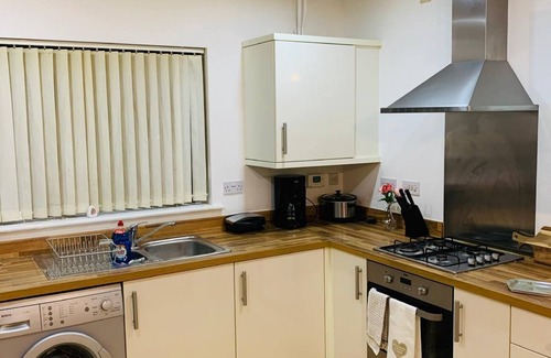 Thames Casa | Atom Large 4/5 bed house, sleeps 12, Garden, Free parking, Barking