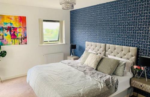 Thames Casa | Atom, Large 4 to 5 Bed House in East London, Sleeps 12, Garden, Parking, ideal for Contractors, Large Groups, Travellers