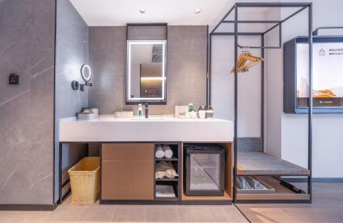 Wuhan Hotel | Atour Hotel Yangchun Lake Wuhan High Speed Rail Station