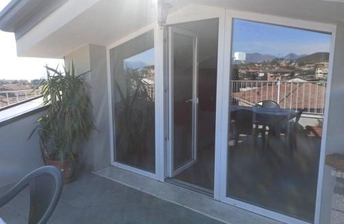 Padenghe sul Garda Apartamento | Attico Padenghe Vista Lago Ascensore e Terrazza