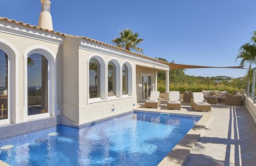 Pe do Cerro Villa | Attractive Villa, A/C, South Facing Terrace, Private Pool, Sea Views close to Santa Barbara de Nexe!