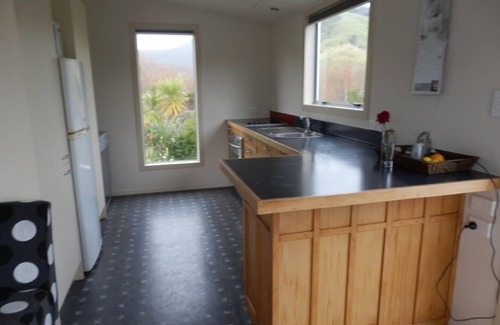 Whiritoa Casa | Moderno bach 2 camas en un entorno de jardín muy privado