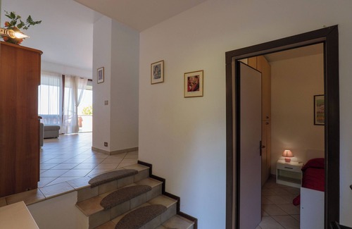 Susello Apartamento | Bonito apartamento de 2 dormitorios con balcón soleado, piscina y unas vistas al lago