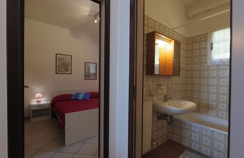 Susello Apartamento | Bonito apartamento de 2 dormitorios con balcón soleado, piscina y unas vistas al lago