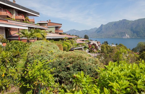 Susello Apartamento | Bonito apartamento de 2 dormitorios con balcón soleado, piscina y unas vistas al lago