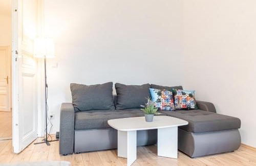 Wahring Apartamento | Attractive 2BR Apt Near AKH Ideal for Longstays
