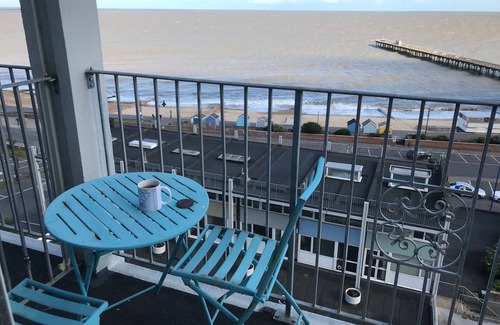 Felixstowe Apartamento | Attractive Apartment Which Has, Possibly, the Best Views in Felixstowe