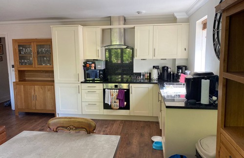 West Byfleet Apartamento | Attractive Large 2 bed apartment - great location