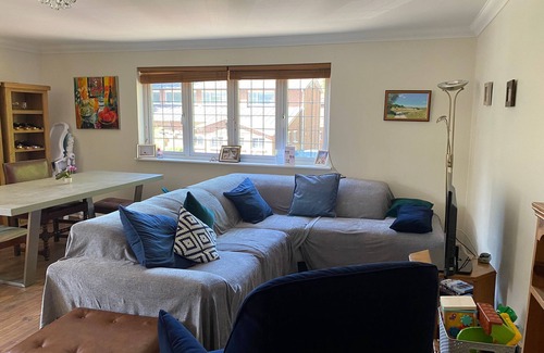 West Byfleet Apartamento | Attractive Large 2 bed apartment - great location