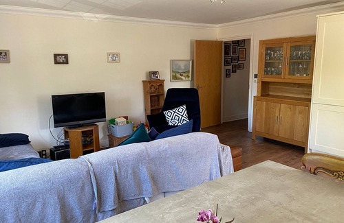 West Byfleet Apartamento | Attractive Large 2 bed apartment - great location