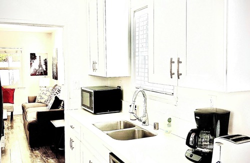 Sherman Oaks Apartamento | Attractive Large One Bedroom near Shops