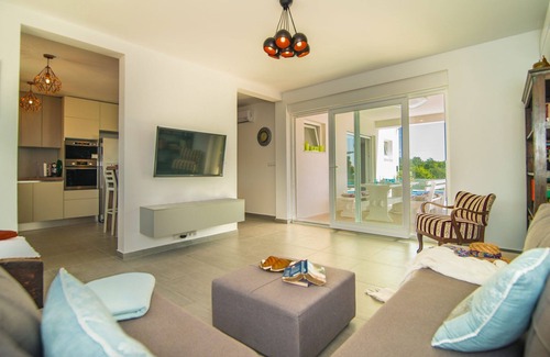 Stokovci Casa | Nueva villa atractiva con piscina climatizada, terraza solarium, WiFi (Bijažići)