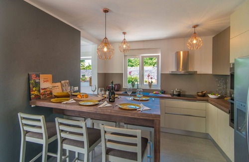 Stokovci Casa | Nueva villa atractiva con piscina climatizada, terraza solarium, WiFi (Bijažići)
