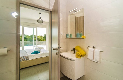 Stokovci Casa | Nueva villa atractiva con piscina climatizada, terraza solarium, WiFi (Bijažići)