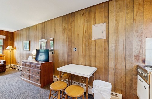 Alton Bay Casa | Attractive studio in waterfront location w/free WiFi, water views, kitchenette