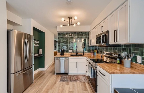 Sweetbriar Casa | ATX Jukebox | Jacuzzi | Shuffleboard | Fire Pit