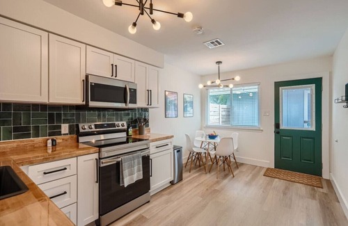 Sweetbriar Casa | ATX Jukebox | Jacuzzi | Shuffleboard | Fire Pit