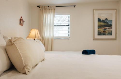 Sweetbriar Casa | ATX Summer 4 Big Group Sleeps10 King Bed & Rain shower, Walk 2 SoCO Eateries