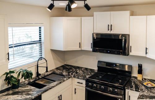 Sweetbriar Casa | ATX Summer 4 Big Group Sleeps10 King Bed & Rain shower, Walk 2 SoCO Eateries