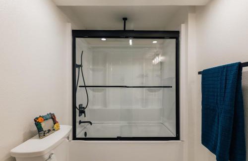 Sweetbriar Casa | ATX Summer 4 Big Group Sleeps10 King Bed & Rain shower, Walk 2 SoCO Eateries