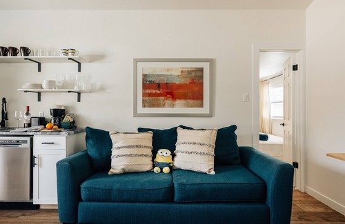 Sweetbriar Cabaña | ATXSummerGem@SoCOKingBed