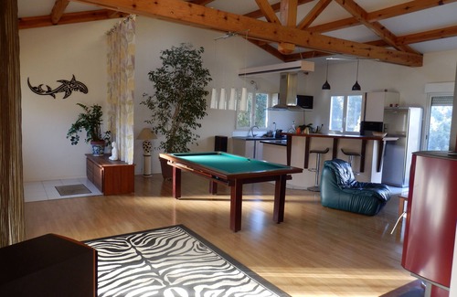 Alata Villa | Atípica villa de 120 M2, amplio salón con dos dormitorios.