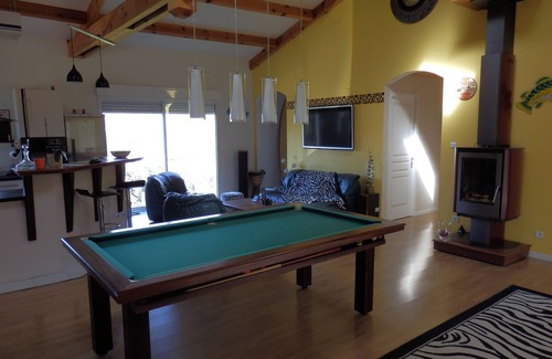 Alata Villa | Atípica villa de 120 M2, amplio salón con dos dormitorios.