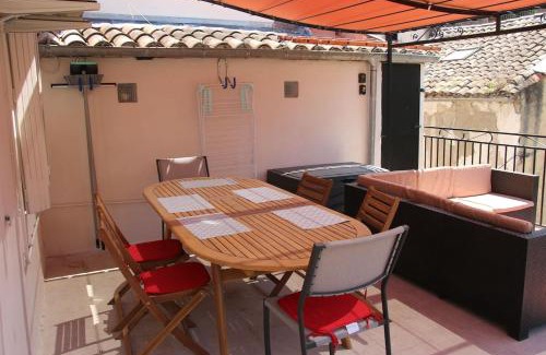 Orange Apartamento | Au balcon du théâtre antique Appartement HYPERCENTRE - TOUT ÉQUIPÉ ET NETFLIX - parking gratuit à 250m et payant à 50m