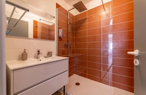 Nimes City Centre Apartamento | Au cœur de l'Effervescence Terracotta - Une Nuit à Nîmes