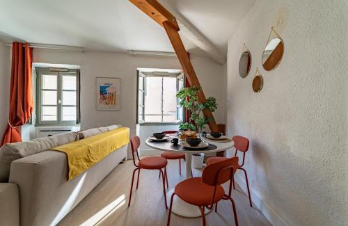 Nimes City Centre Apartamento | Au cœur de l'Effervescence Terracotta - Une Nuit à Nîmes