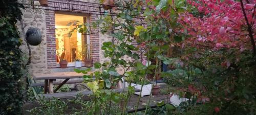 Maheru Cama Y Desayuno | Au Jardin Des Violettes