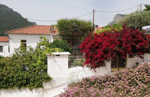 Leonidio Casa | Au pied de la falaise rouge