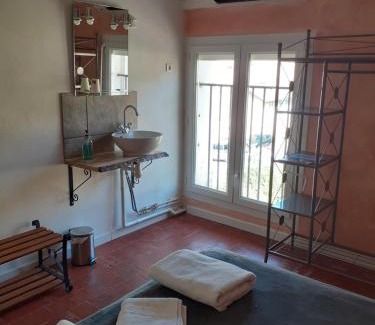 Beaumes-de-Venise Hotel | auberge saint roch