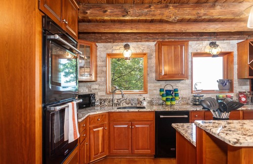 New Market Cabina | Aubrey's Nest - Secluded Log Cabin with Panoramic Mountain Views & Cozy Vibes