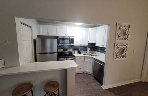 Auburn Condominio | Auburn unit located less than 1 mile from university